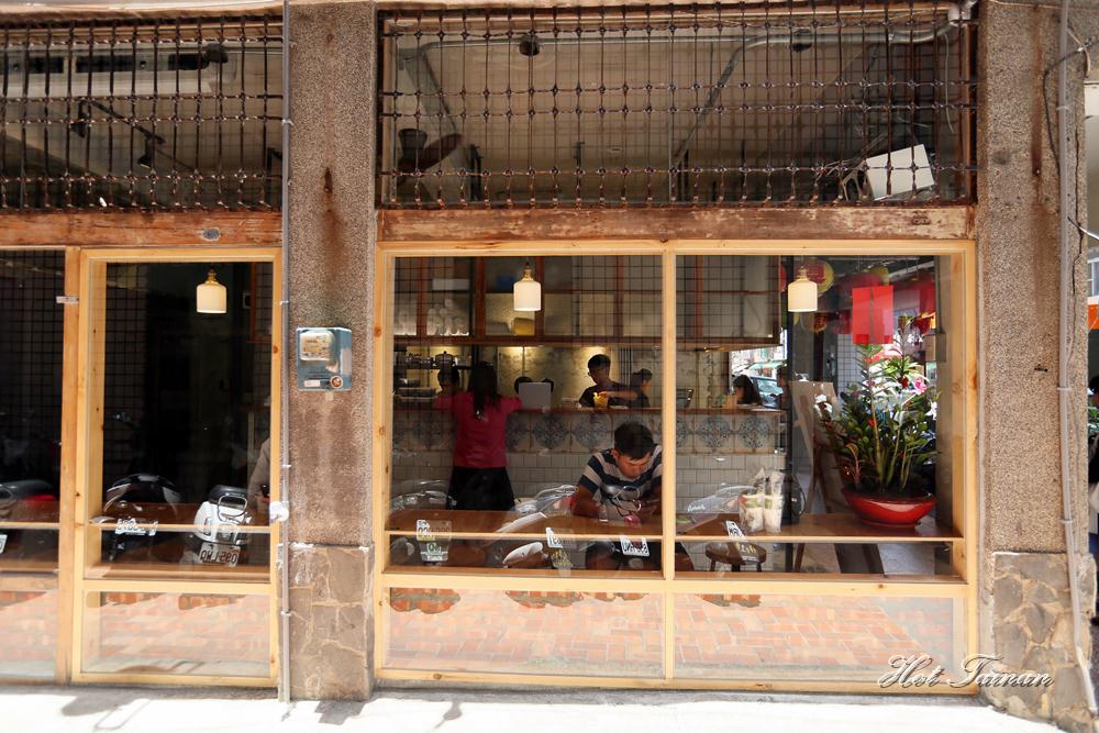 【台南甜點】黑工號嫩仙草赤崁店：老屋工業風格，享受一碗嫩仙草的悠閒食光