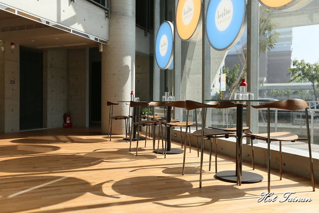 【台南甜點】深藍咖啡館旗艦店：清水模簡約風格打造，IG打卡新熱點