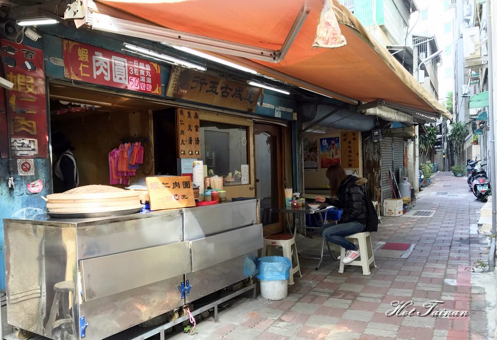 【台南美食】台南最難吃到的蝦仁肉圓，逛台南巷弄順飲一杯咖啡：黃氏蝦仁肉圓