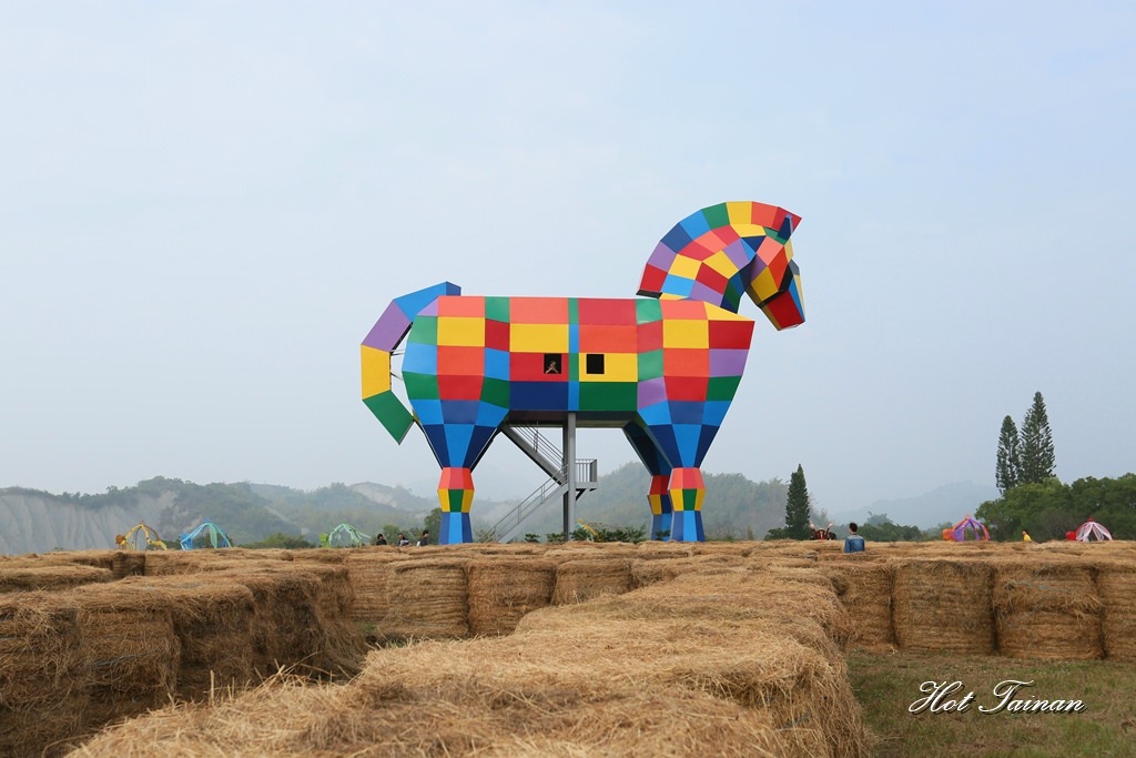 【台南景點】彩虹馬初登場！大型牧草迷宮好創意，互動式壁畫讓你玩出新高度：走馬瀨農場