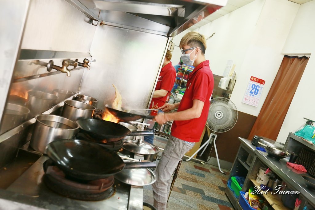【台南美食】高水準的平價熱炒店！還提供免費加飯加麵不加錢的服務：烘廚