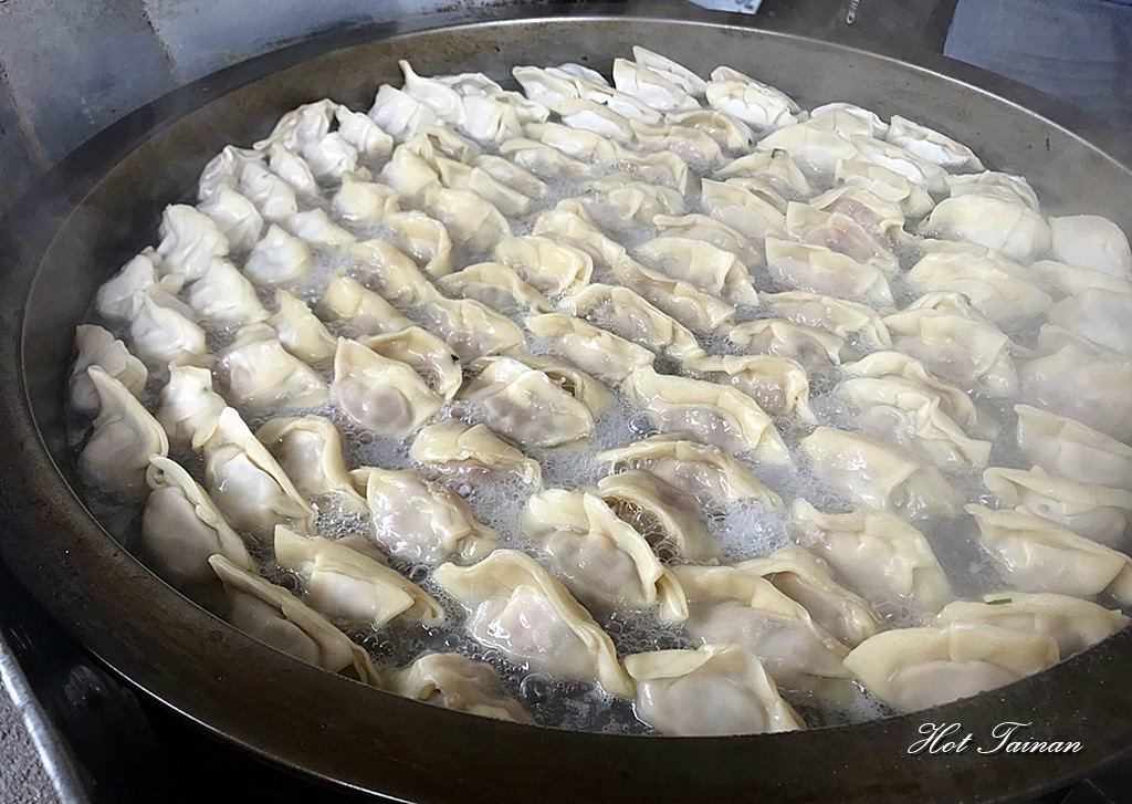 【台南美食】台南在地人的早餐！台式雪花煎餃與肉圓的雙料美味：水仙宮肉圓煎餃