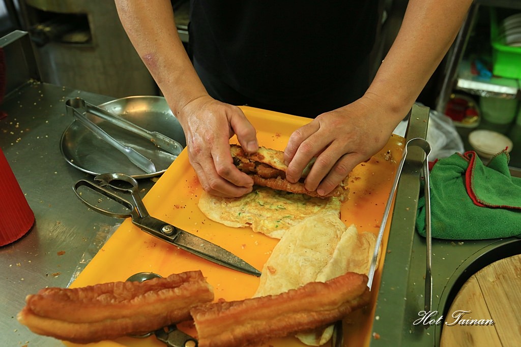 【台南美食】蛋餅夾油條酥脆好迷人，人氣傳統早餐店經典不敗：生哥豆漿店