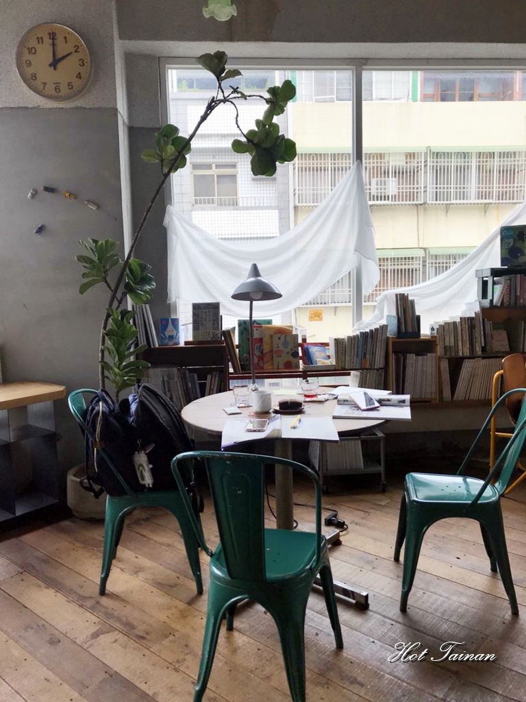 【台南美食】是咖啡店也是圖書館，沉浸於自我空間的好時光：Room A