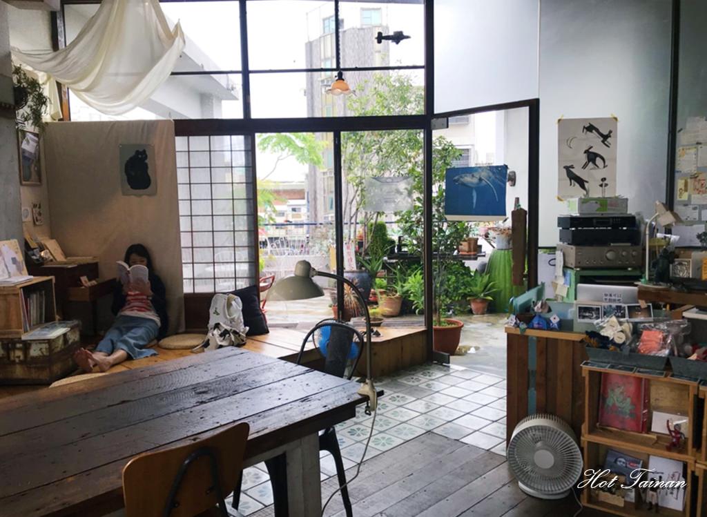【台南美食】是咖啡店也是圖書館，沉浸於自我空間的好時光：Room A