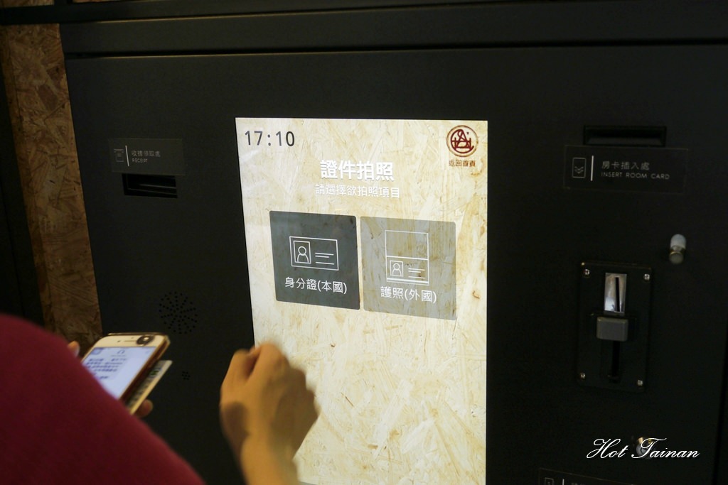 【台中住宿】入住全台灣第一間無人旅店！機器手臂寄放行李，還有機器人送餐服務：鵲絲旅店