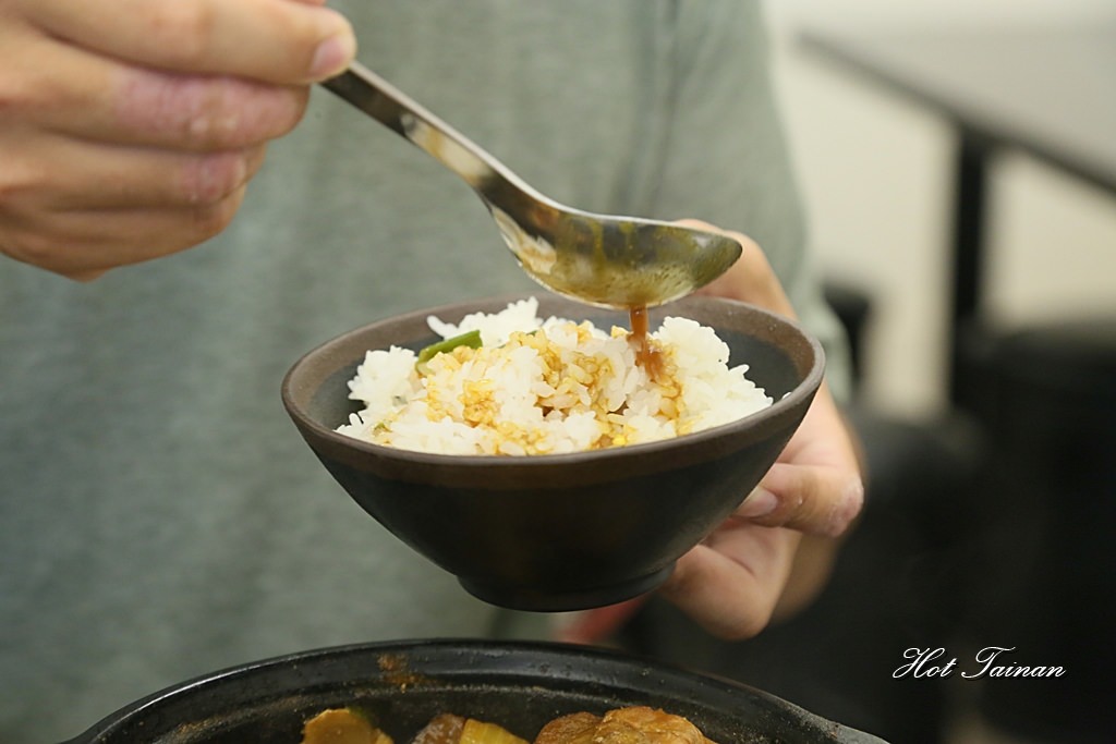 【台南美食】國民砂鍋美食黃燜雞！好吃到再添兩碗白飯啦：來道黃燜雞米飯