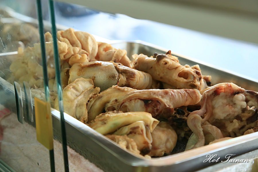 【台南美食】超過60年的在地老店！台南獨有蟳丸蛋糕好好吃：清子香腸熟肉