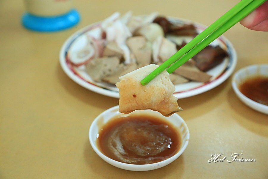 【台南美食】超過60年的在地老店！台南獨有蟳丸蛋糕好好吃：清子香腸熟肉