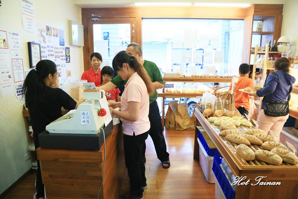 【台南美食】巷弄間的人氣麵包店，下午四點出爐就開始搶購：咿吉麵包坊