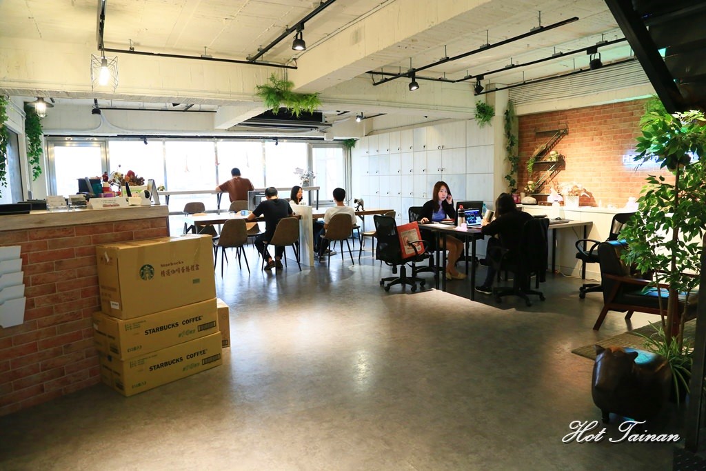 【台南生活】台南東區共享空間！提供免費咖啡茶點、光纖網路、充電插座、場地租借：Hour Jungle Coworking共同工作室
