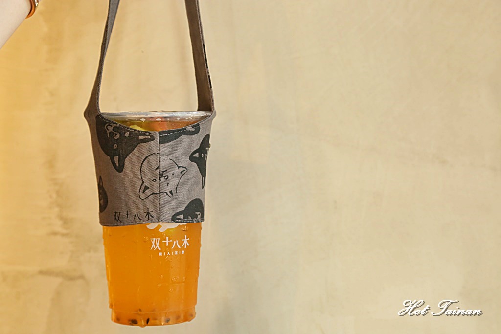 【台南飲料】台南新市區特色職人茶飲，店狗為主題的杯子超可愛：双十八木 · 職人茶飲
