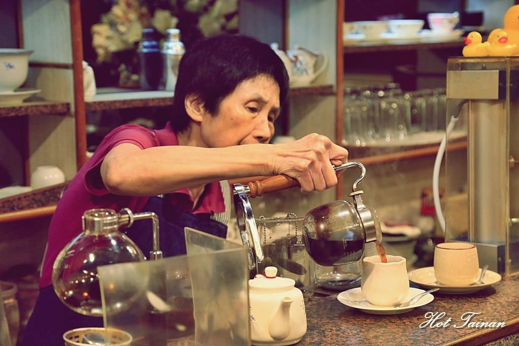 【高雄咖啡】高雄最懷舊的老咖啡廳，一秒踏進昭和時代的浪漫：小堤咖啡