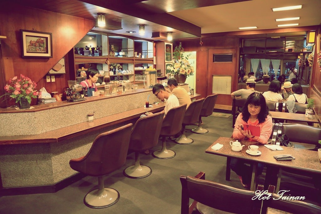 【高雄咖啡】高雄最懷舊的老咖啡廳，一秒踏進昭和時代的浪漫：小堤咖啡