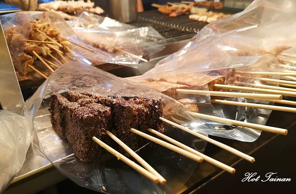 【台南宵夜】台南在地人的宵夜碳烤攤，文華市場旁的超人氣美食：建南燒烤