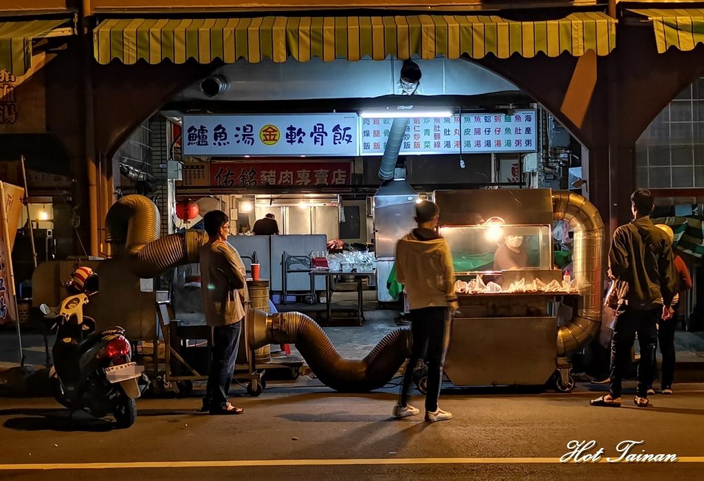 【台南宵夜】台南在地人的宵夜碳烤攤，文華市場旁的超人氣美食：建南燒烤