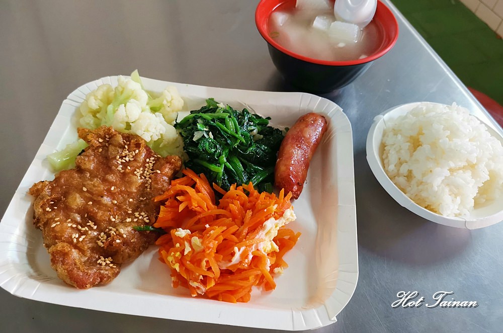 【台南美食】台南自助餐界的老店，鴨母寮市場內的津津好味道自助餐