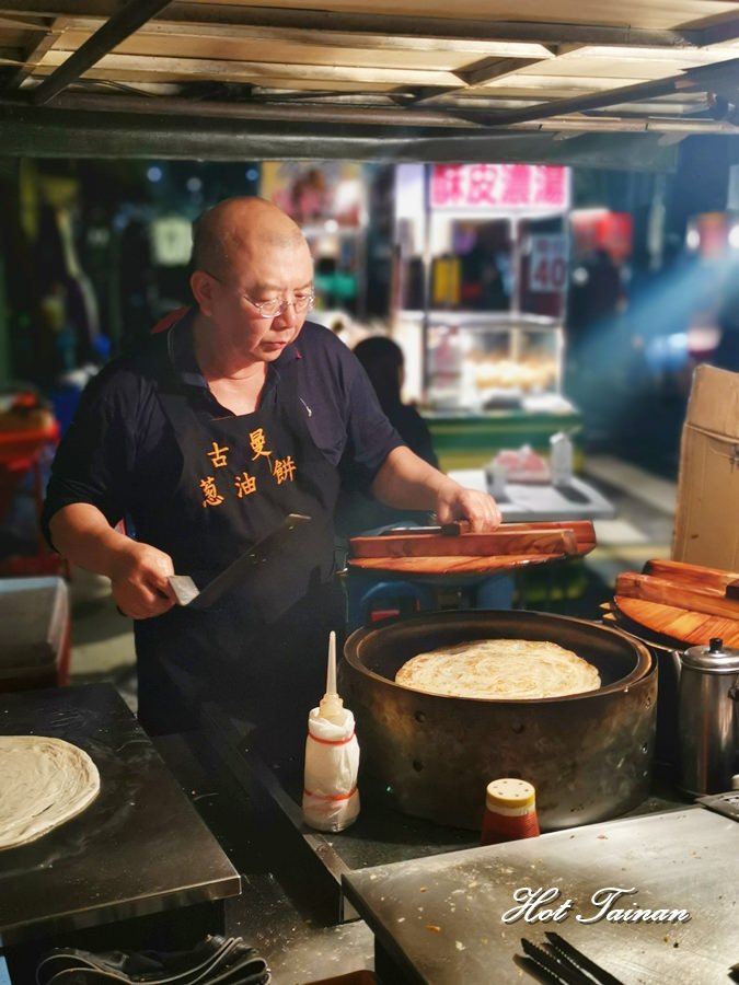 【台南美食】台南夜市超人氣蔥油餅是他？還沒開就先排隊：古曼蔥油餅