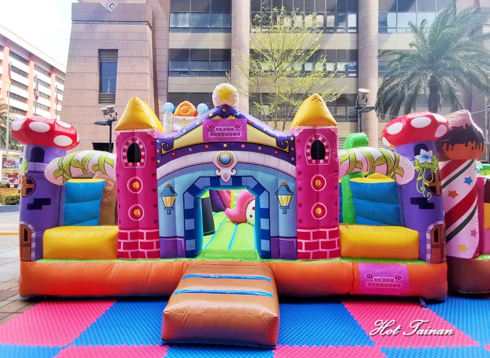 【台南景點】新光三越旁出現粉色萌萌豬氣墊城堡，台南兒童節就來這玩吧~