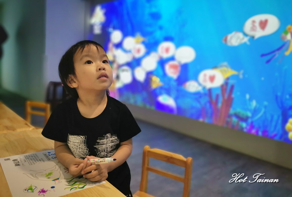 【台南美食】小孩玩瘋了！室內大型溜滑梯、AR實境互動、海底世界互動遊戲，只在台南等咧粉圓五妃概念店
