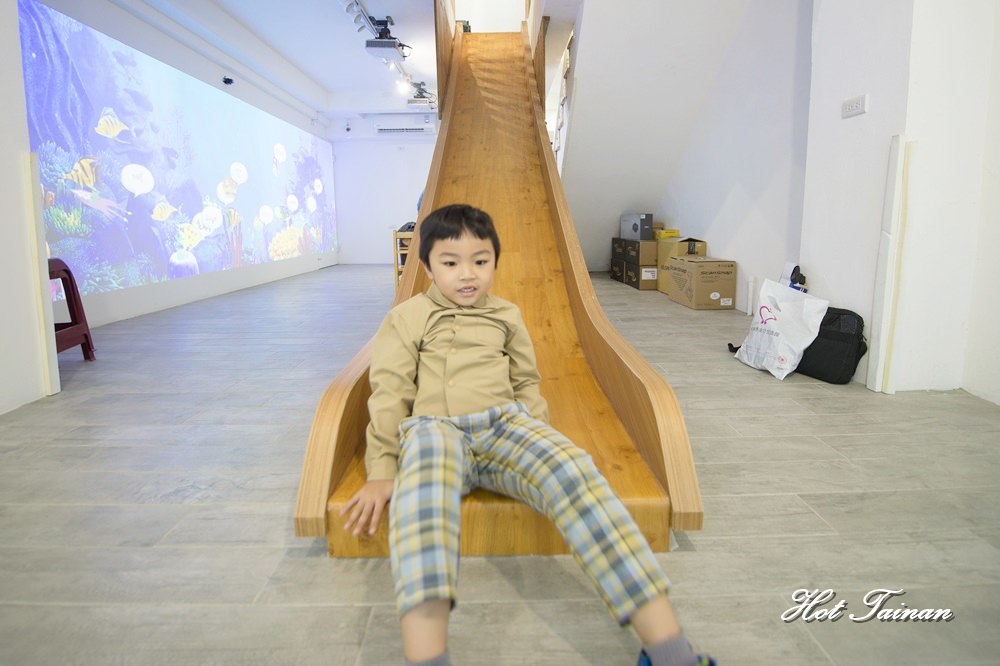 【台南美食】小孩玩瘋了！室內大型溜滑梯、AR實境互動、海底世界互動遊戲，只在台南等咧粉圓五妃概念店