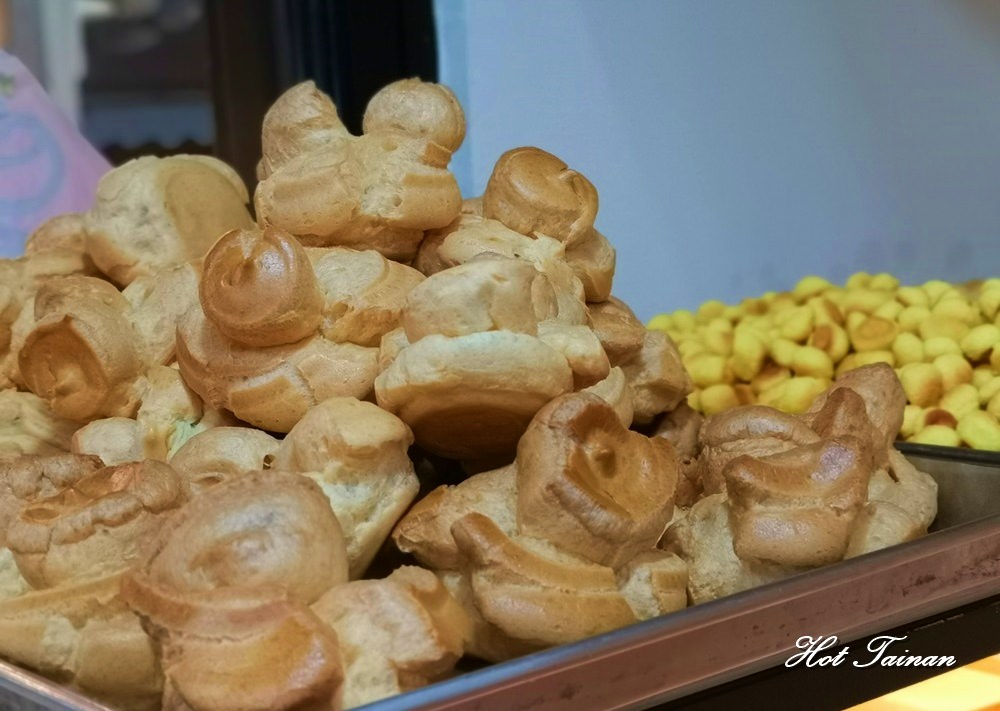 【台南美食】台南最霸氣的麵包攤！騎樓下30年的老味道：味興麵包店