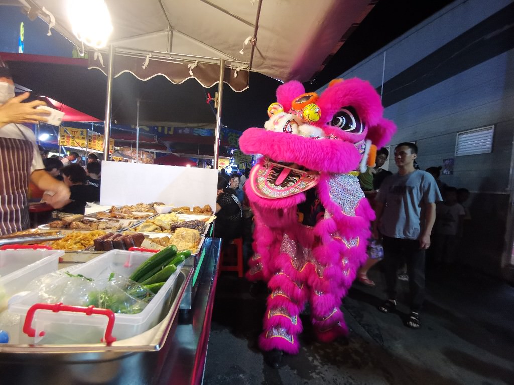 【台南夜市】台南中華夜市新開幕！兩百間攤位、小型遊樂場通通搬進來