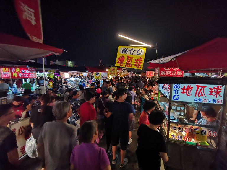 【台南夜市】台南中華夜市新開幕！兩百間攤位、小型遊樂場通通搬進來