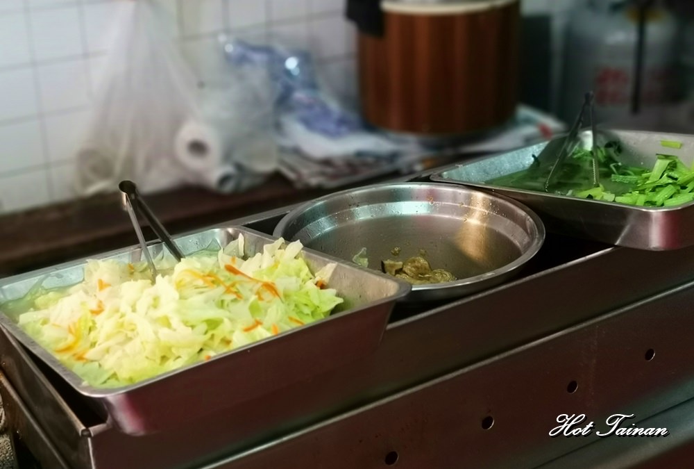 【台南美食】隱藏版的便當店，一不小心就錯過的古早味排骨飯：金園排骨