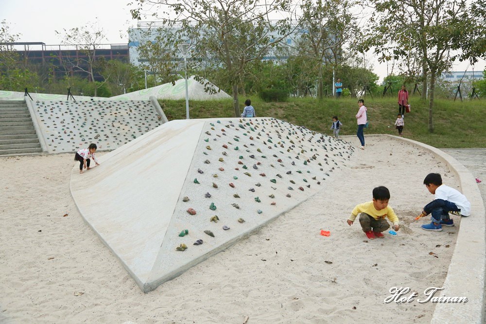 【台南景點】外星人遺留下的童趣迷宮，來南科玩一場大型捉迷藏吧：南科兒童遊戲場