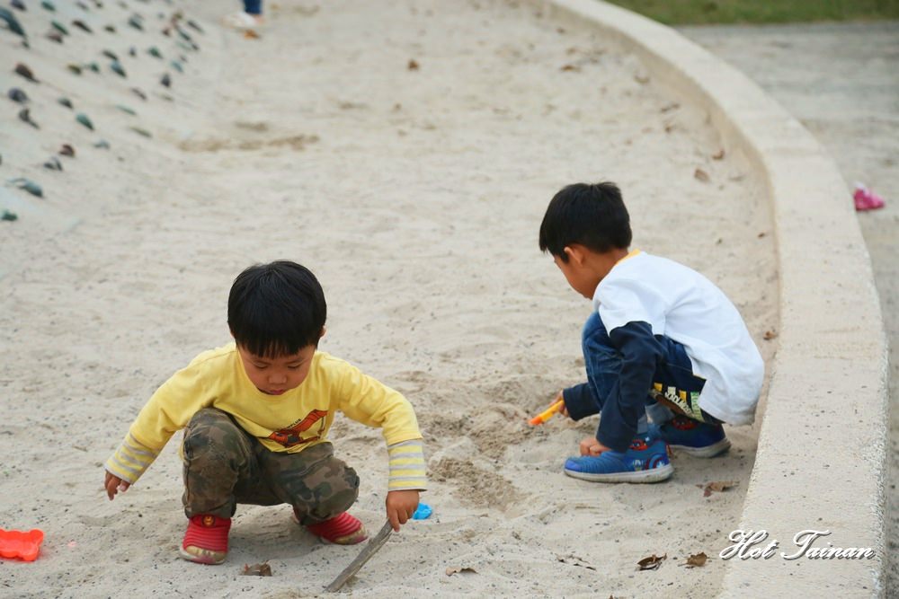 【台南景點】外星人遺留下的童趣迷宮，來南科玩一場大型捉迷藏吧：南科兒童遊戲場