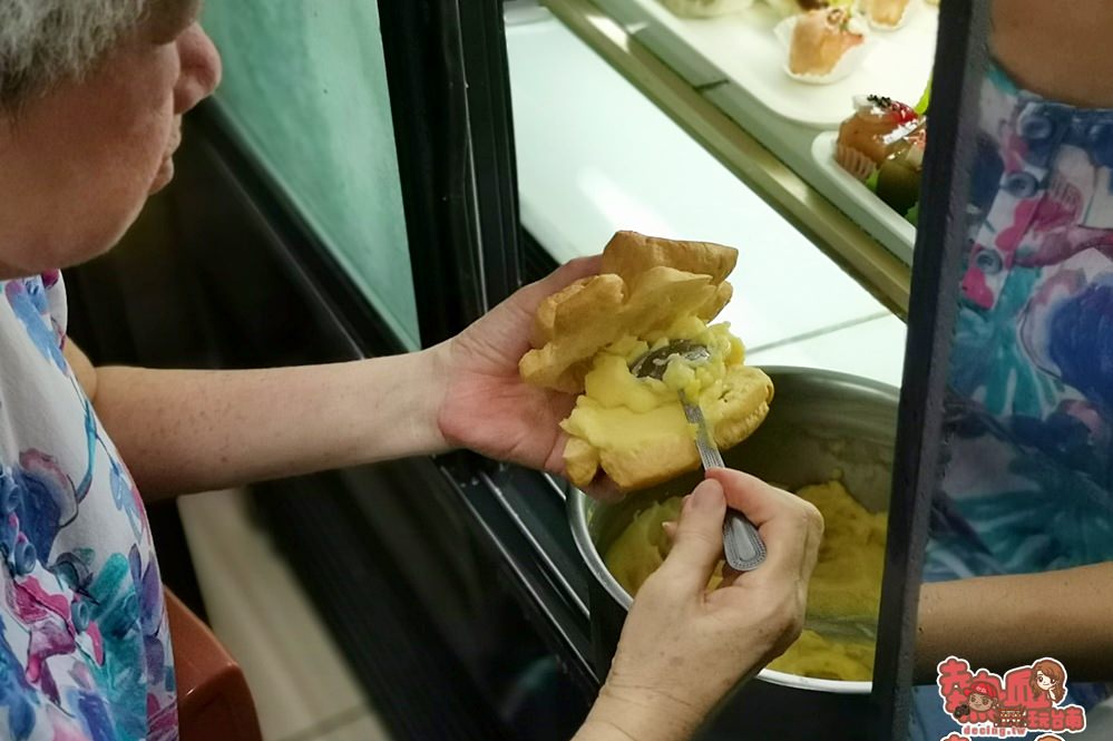 【台南甜點】百珍麵包蛋糕！不隱藏的隱藏版，大菜市內的巨無霸泡芙在這~
