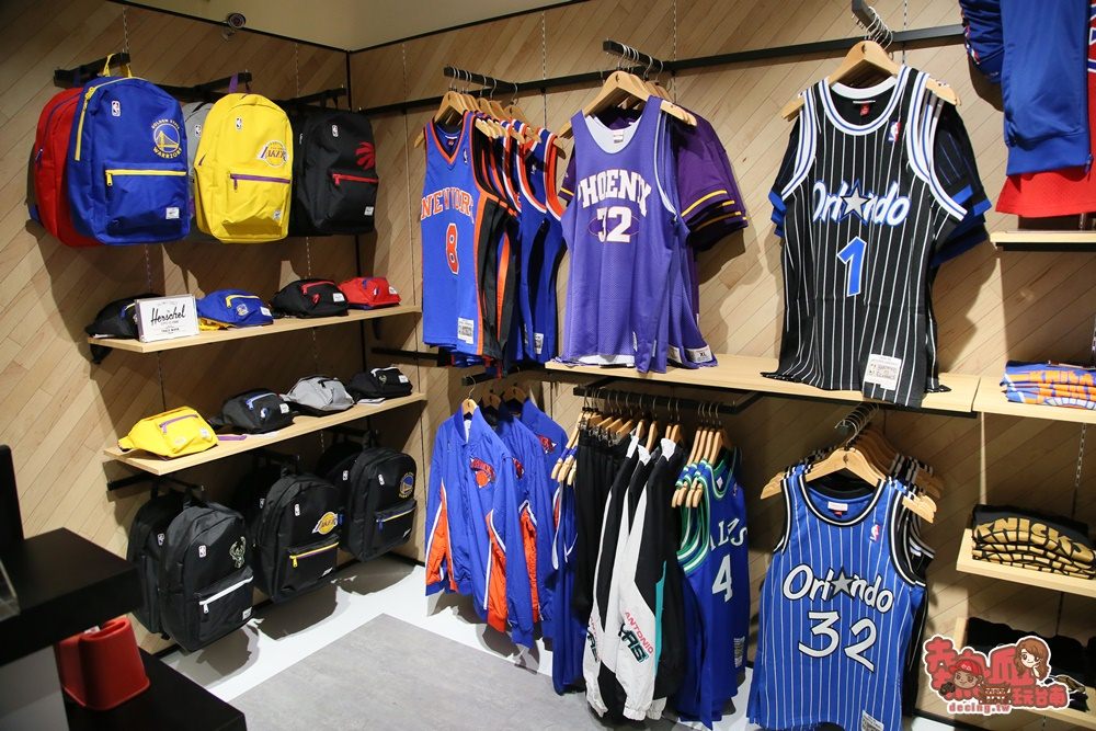 【台南生活】NBA Store Taiwan終於來台南了，球迷們快點來朝聖吧~