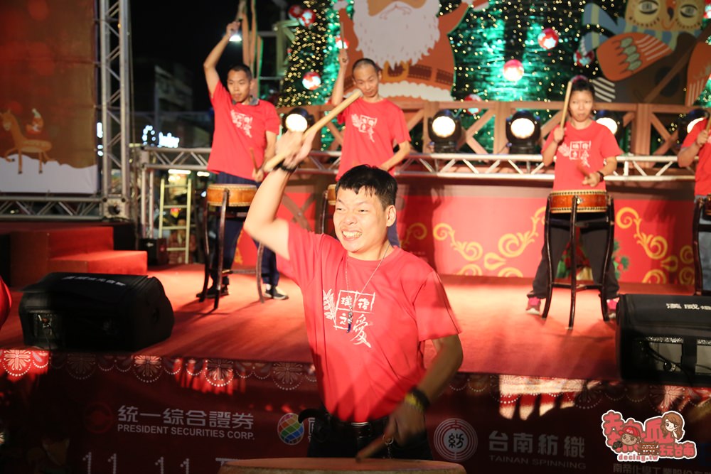 【台南景點】南紡購物中心飄雪囉，台灣第一顆點燈的耶誕樹在台南~
