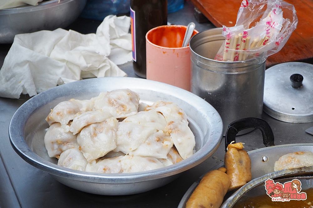 【台南美食】一開店就排隊，一天只賣三小時的秘藏肉粿：無名肉粿大腸