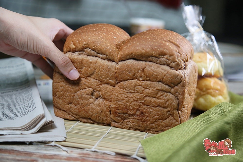 【台南麵包】安平區日式風格麵包店，秒殺「烏龜波蘿」可愛又好吃：紅磚厝bakery