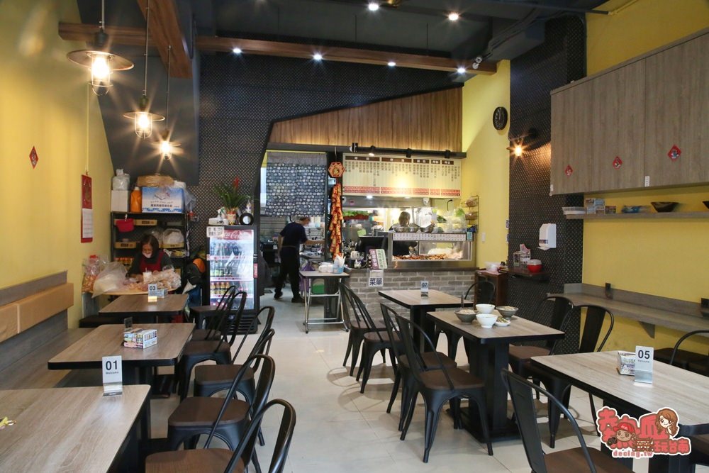 【台南美食】這是麵館不是咖啡廳！台南唯一的平價舒肥雞肉飯在這裡：和偉麵館