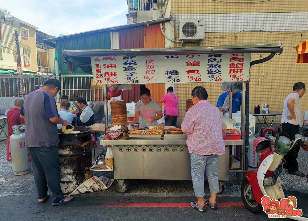 【台南美食】極少被曝光的隱藏版小攤，販售著超平價的小籠包和蔥油餅：德芬蔥油餅