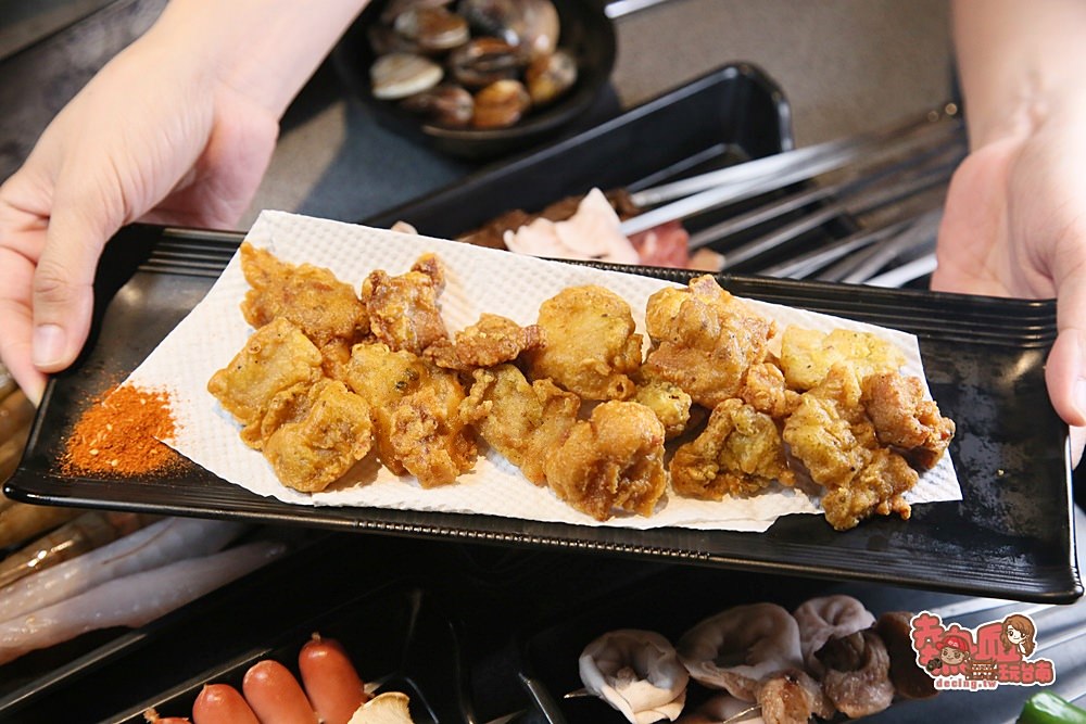 【台南火鍋】台南第一間串串香火鍋「川字鍋」！一次讓你擼到三種湯底的美味，好玩又有趣的用餐體驗：川囍紅湯串串鍋海安店
