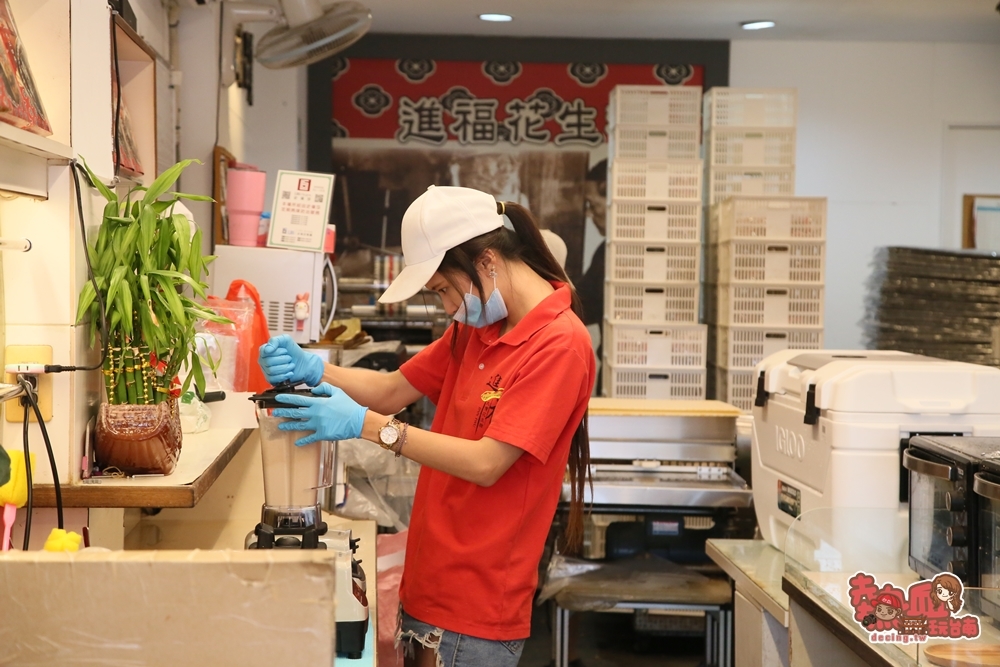 【台南冰店】台南超狂花生糖冰沙！採用百年老店的花生糖製作，今夏最狂台味就是它：進福大灣花生糖赤崁店
