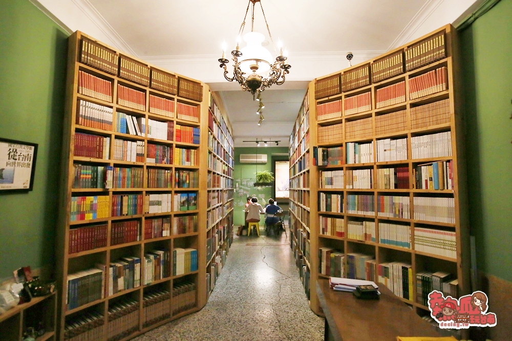 【台南民宿】來去「書櫃」裡住一晚！南台灣獨有的二手書店住宿空間，書蟲們的最愛：艸祭Book inn