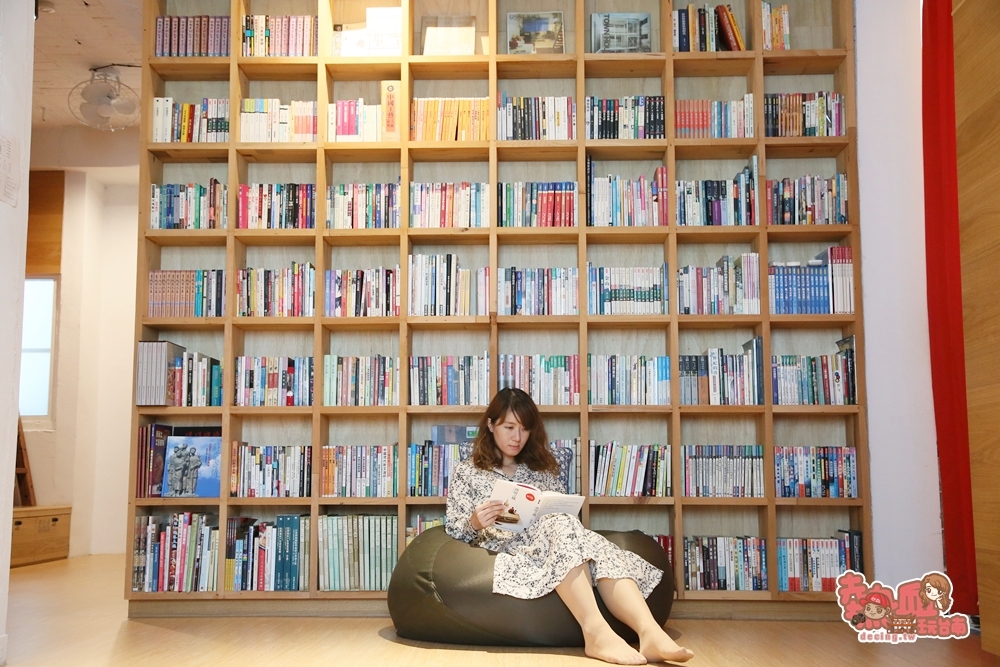 【台南民宿】來去「書櫃」裡住一晚！南台灣獨有的二手書店住宿空間，書蟲們的最愛：艸祭Book inn