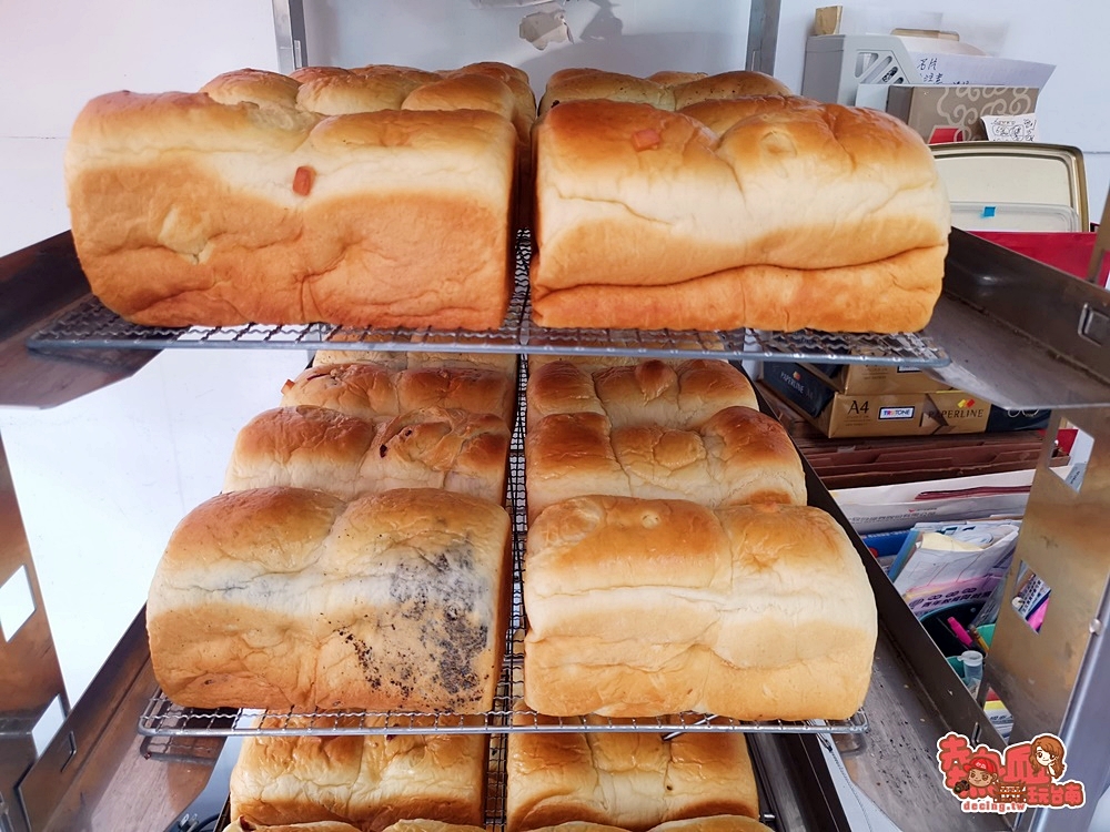 【台南麵包】一顆只要30元的古早味冰心泡芙，藏身於這間傳統麵包店：全真蛋糕麵包