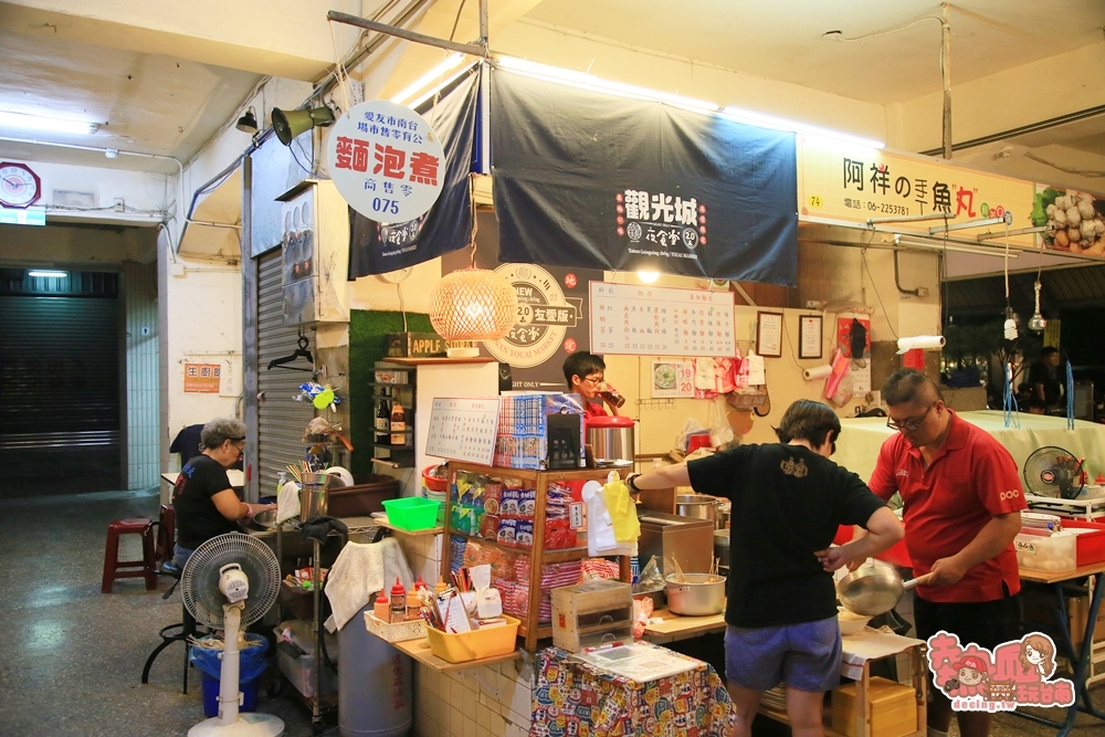 【台南宵夜】白天是菜市場，夜晚是台南另類宵夜場！友愛市場這幾間店你都吃過嗎~