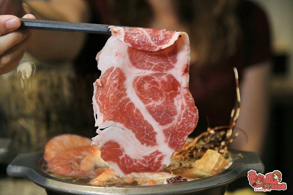 【台南火鍋】吃肉吃蝦通通有！只要打卡就幫你「免費升級」超大肉肉盤啦：狂牛鍋物