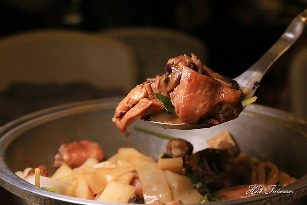 【台南美食】粵式年菜上桌囉！豬骨煲、花雕雞在家加熱就能輕鬆上桌圍爐：廚房有雞