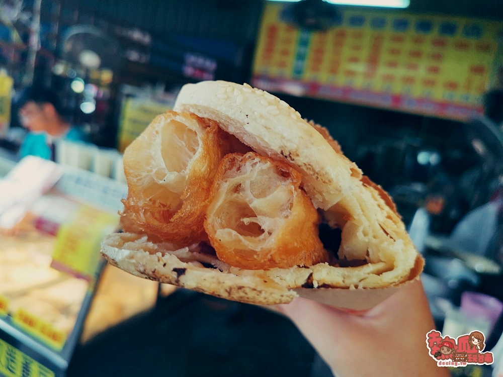【台南美食】崇德市場內的人氣燒餅攤，男女老少都愛這個味道：慶雲燒餅專賣
