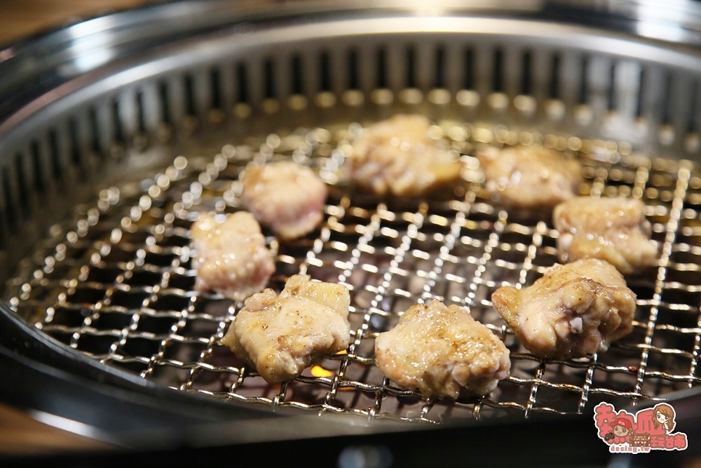 【台南燒烤】台南第一間「日式清酒自動販賣機」！現場專人隨桌烤肉，優質肉品爽吃一輪：大股熟成燒肉專賣