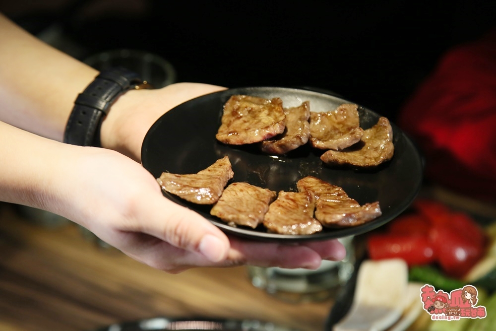 【台南燒烤】台南第一間「日式清酒自動販賣機」！現場專人隨桌烤肉，優質肉品爽吃一輪：大股熟成燒肉專賣