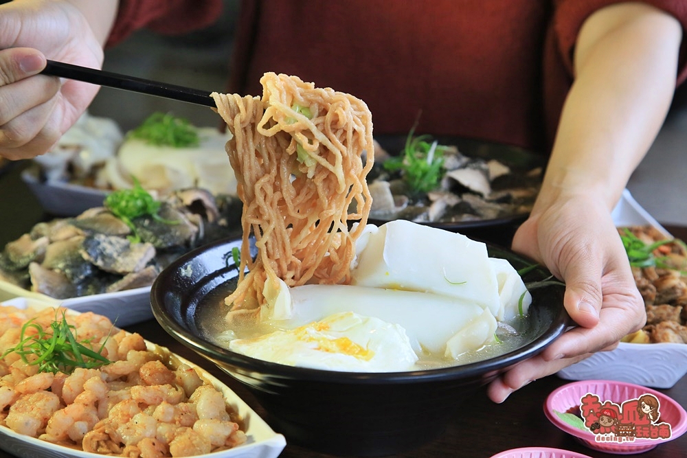 【台南美食】巨無霸花枝「重達一公斤」端上桌！堪稱台南史上最扯的鍋燒意麵：金三益健康茶飲